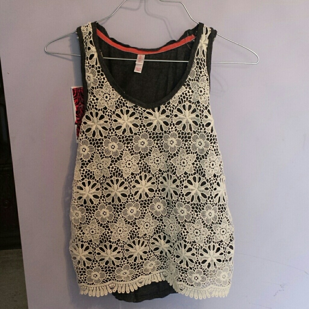 Super cute floral tank! 🌼