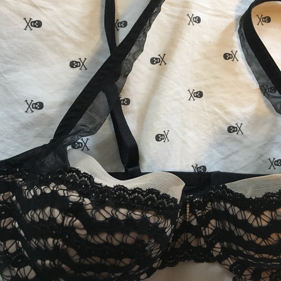 Victoria's Secret Bra WORN ONCE. 32C - Picture 4 of 4