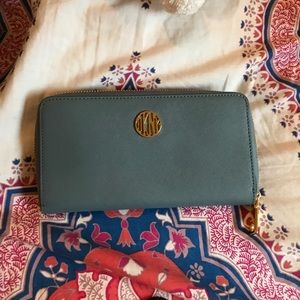 ❤️DKNY grey/blue wallet❤️