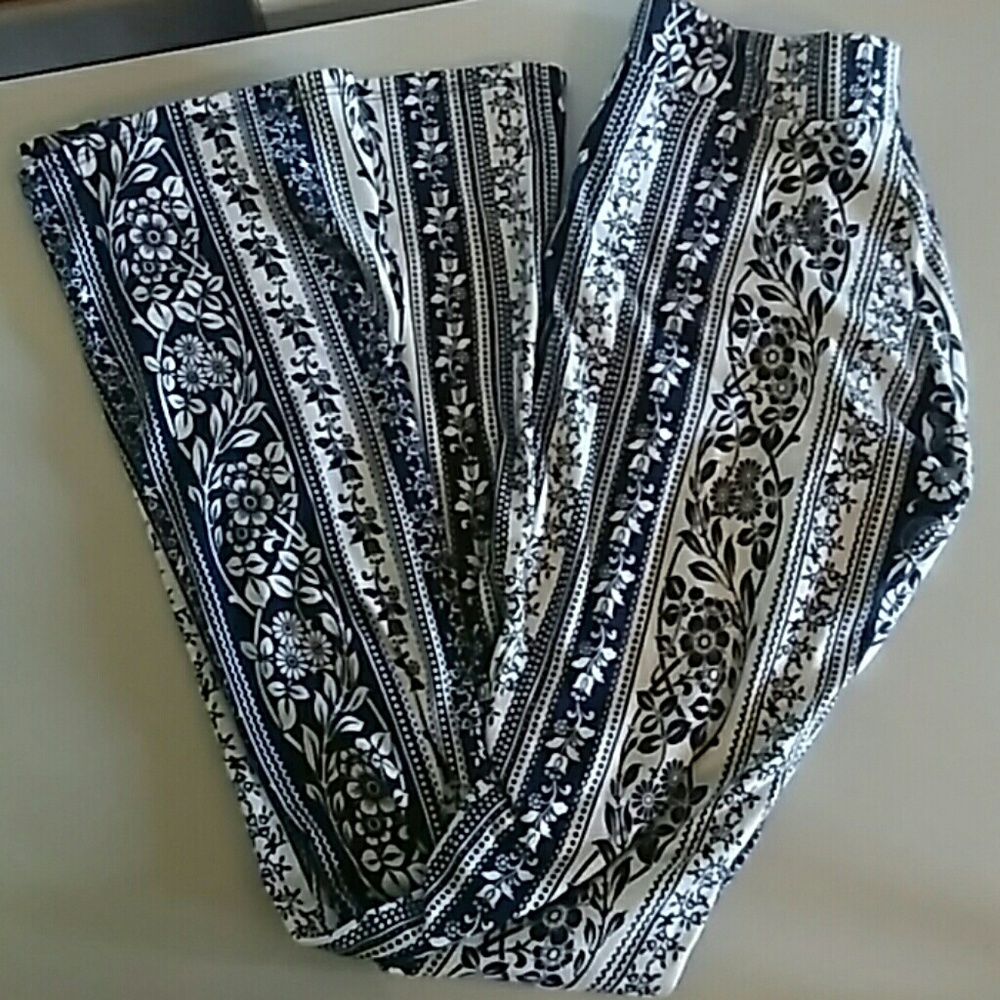 Flower print flare out pants