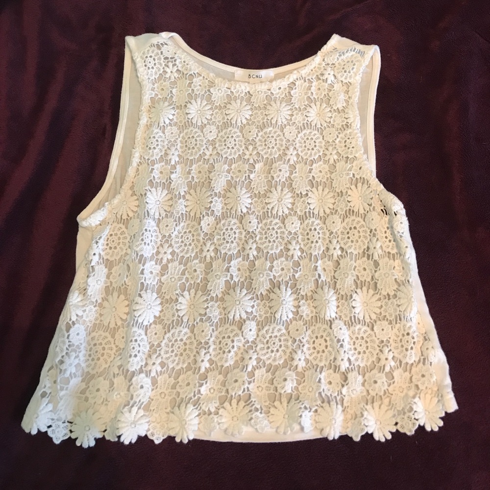 Cute floral lace crop top! 🌼