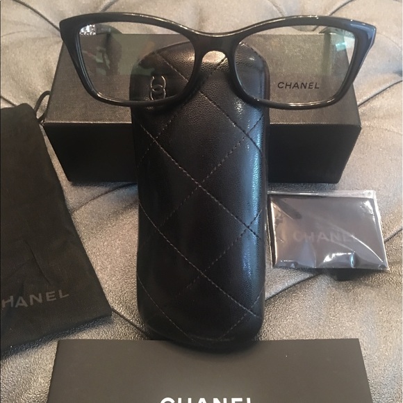 Chanel leather chain eye glasses NWOT 🤓 - Picture 3 of 8