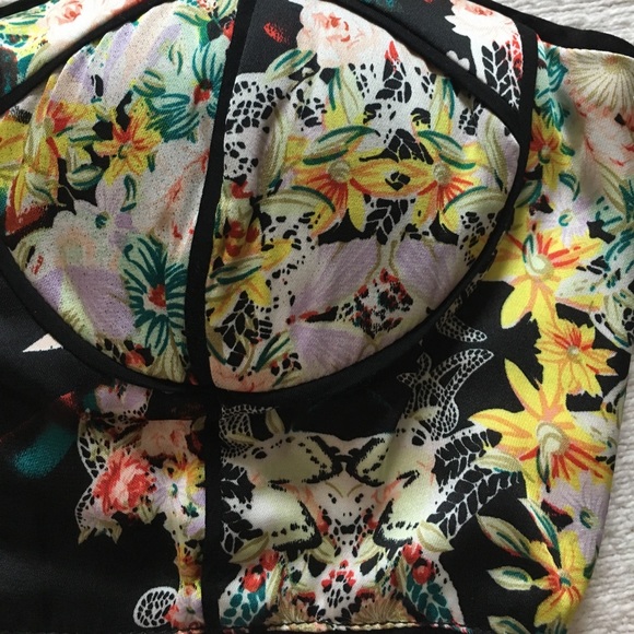 Millau Asian floral crop top. - Picture 3 of 4