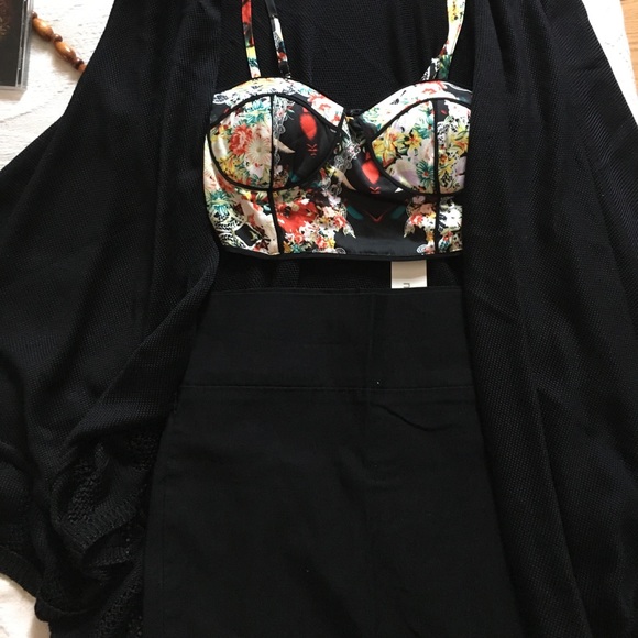 Millau Asian floral crop top. - Picture 2 of 4