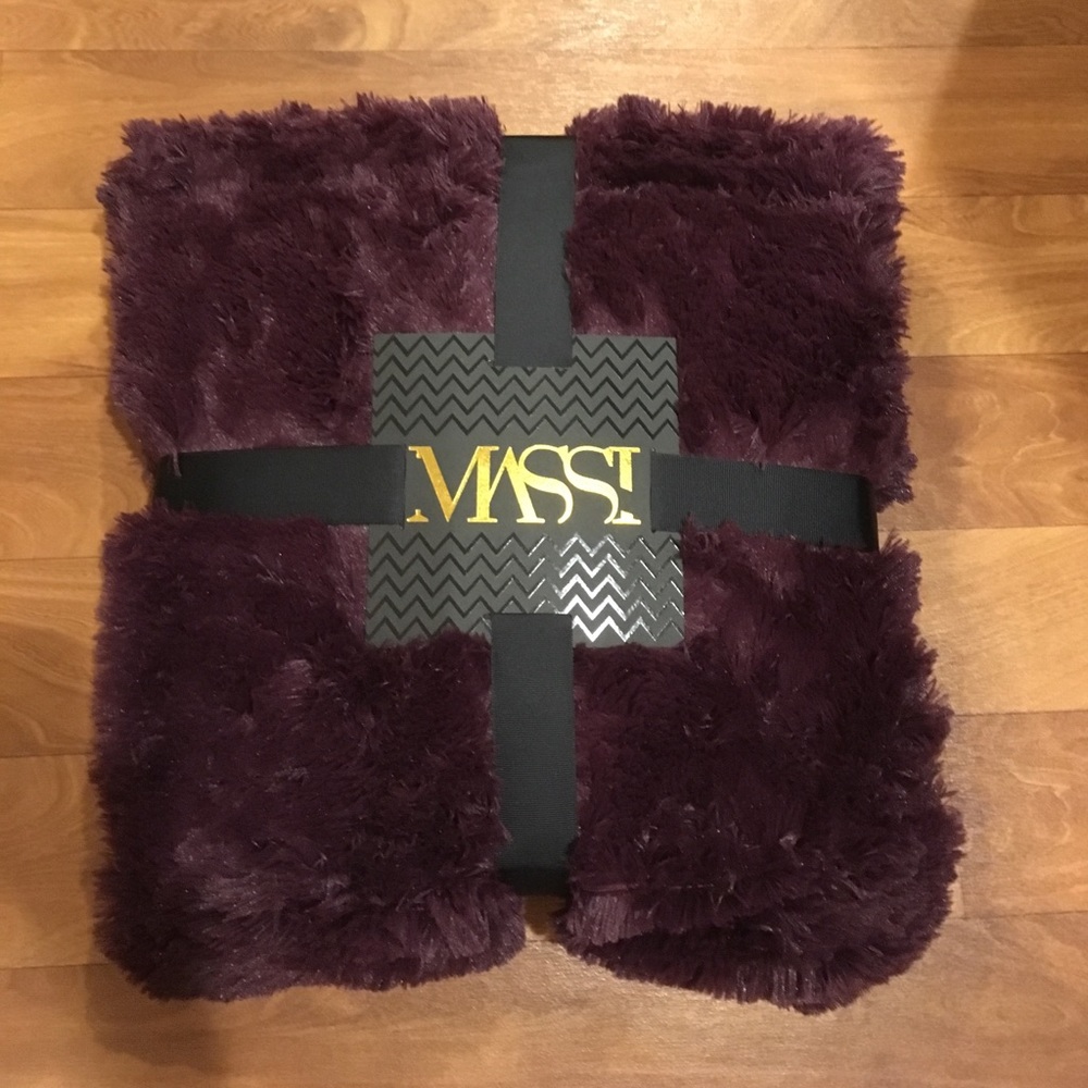 Massi Throw