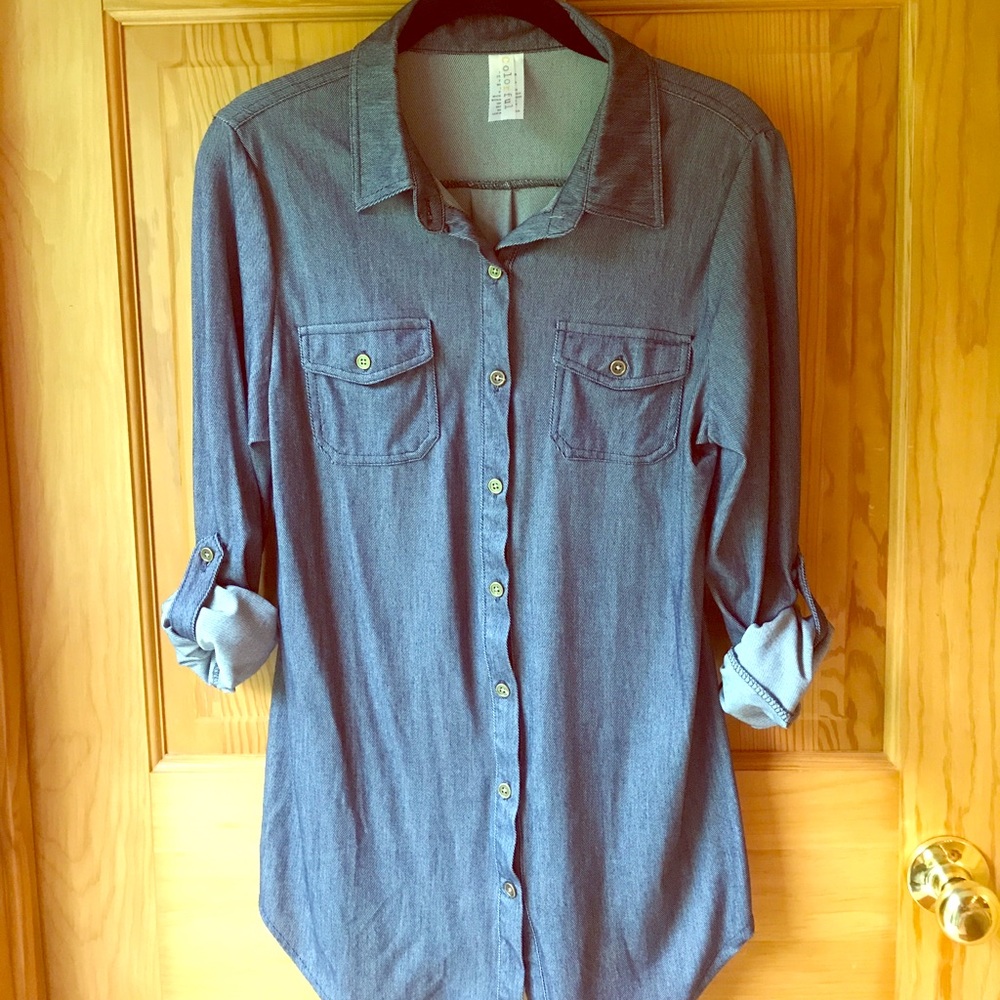 Stretchy chambray button-up top. Size M