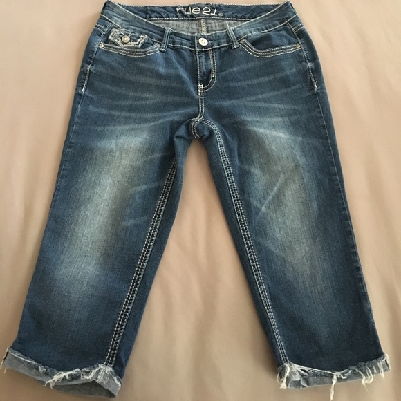 RuE 21 CuRvy jEwElEd Cr0ps - Picture 4 of 12