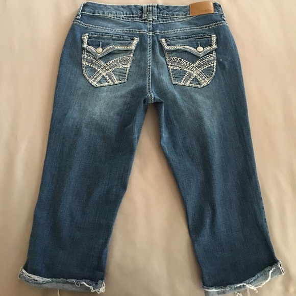 RuE 21 CuRvy jEwElEd Cr0ps - Picture 3 of 12