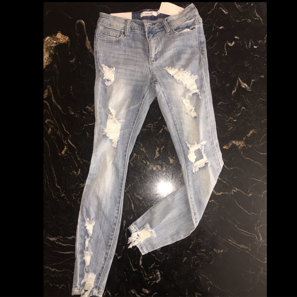 ⭐️Sexy Distressed jeans 😍size 3