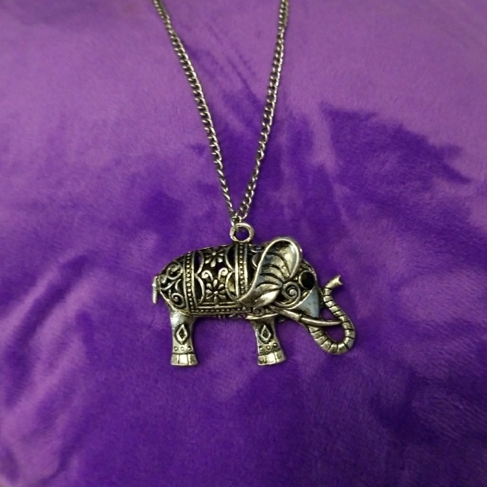 NWT long silver elephant necklace