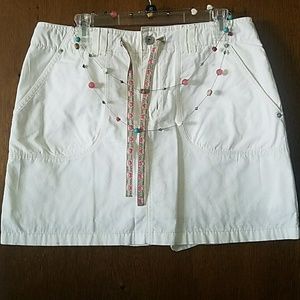 Gloria Vanderbilt White skort with pink floral tie
