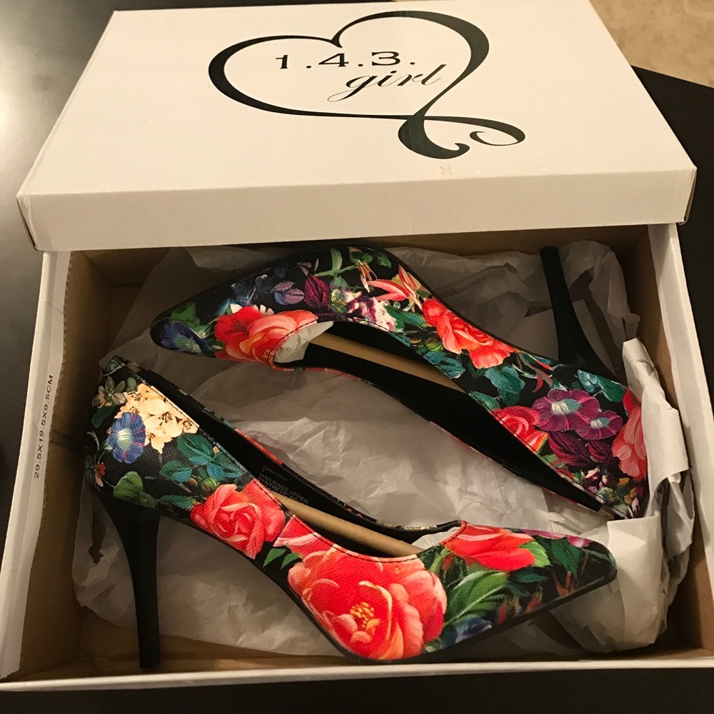 🌺BNWT Rampage Black Floral Pumps🌺