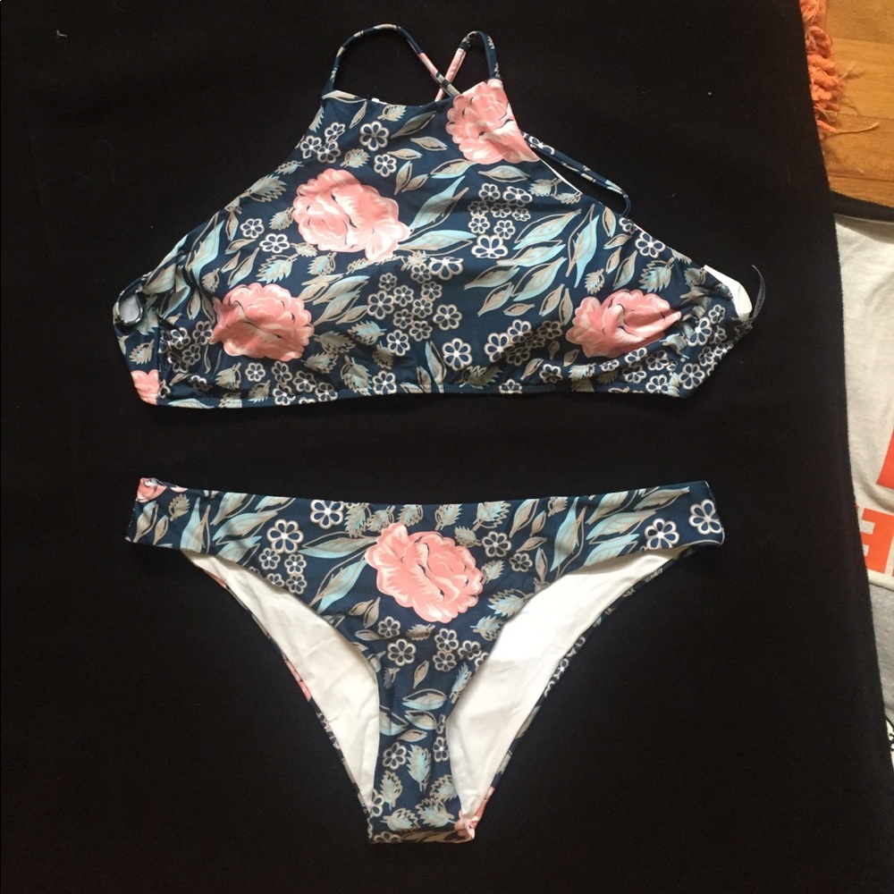 Two-piece halter bathing suit. Size XL