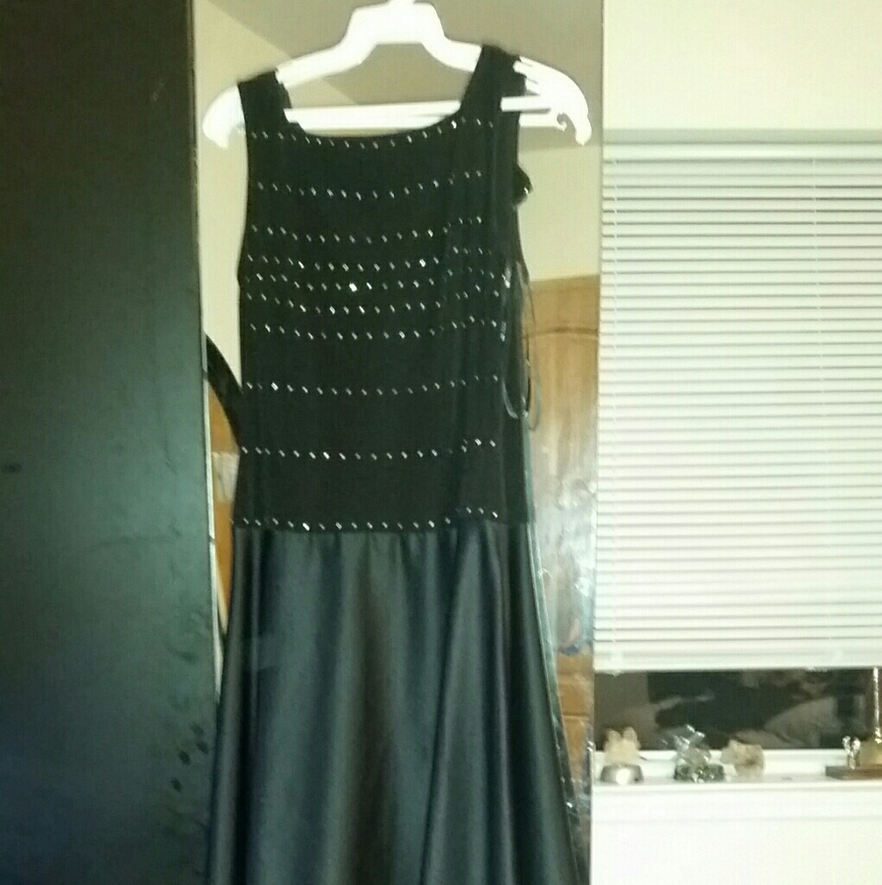 Dress - Picture 2 of 5
