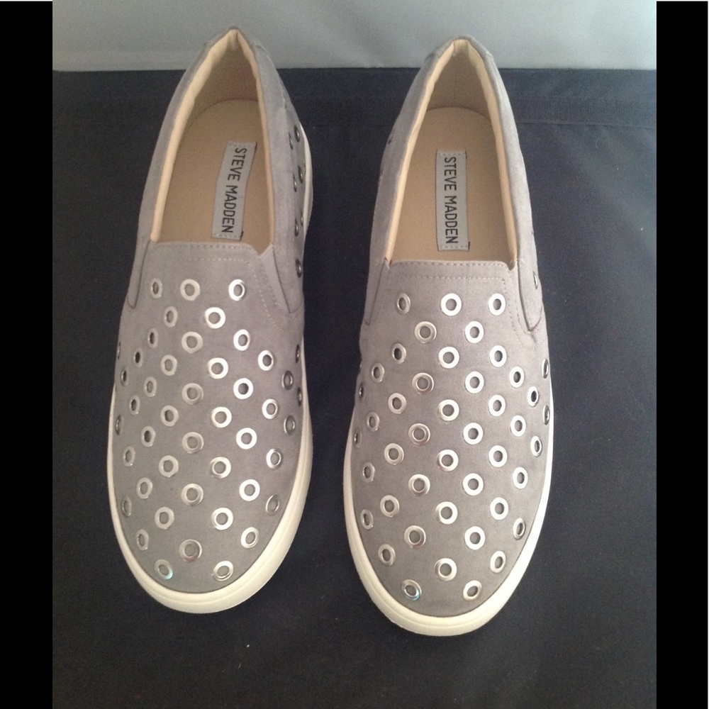 New Steve Madden soft gray round toe ladies shoes.