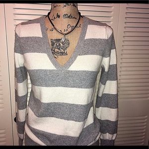 🌟Old Navy striped V neck sweater