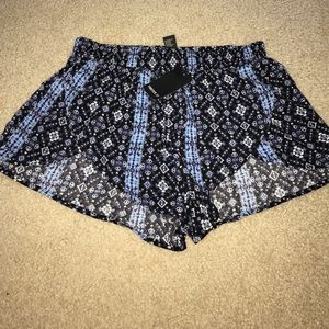 NWT floral shorts !!