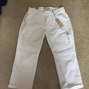 Plus size Levi's white capris