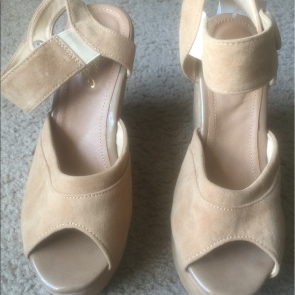 🔥NWT Beige Wedges 🔥 - Picture 3 of 3