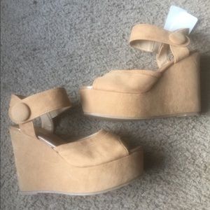 🔥NWT Beige Wedges 🔥