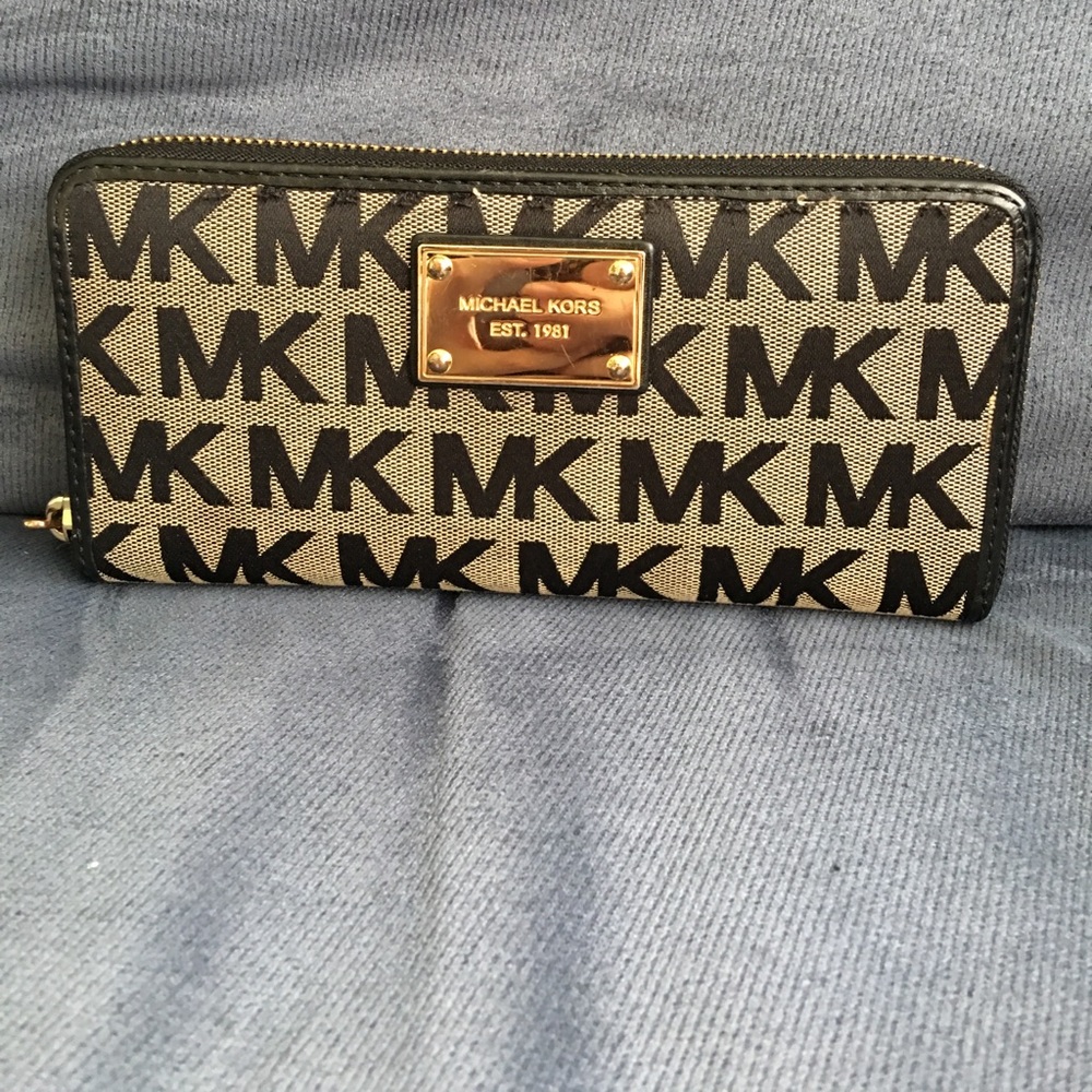 Michael Kors wallet ((ON HOLD UNTIL 6/10)