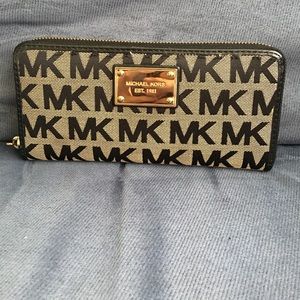 Michael Kors wallet ((ON HOLD UNTIL 6/10)