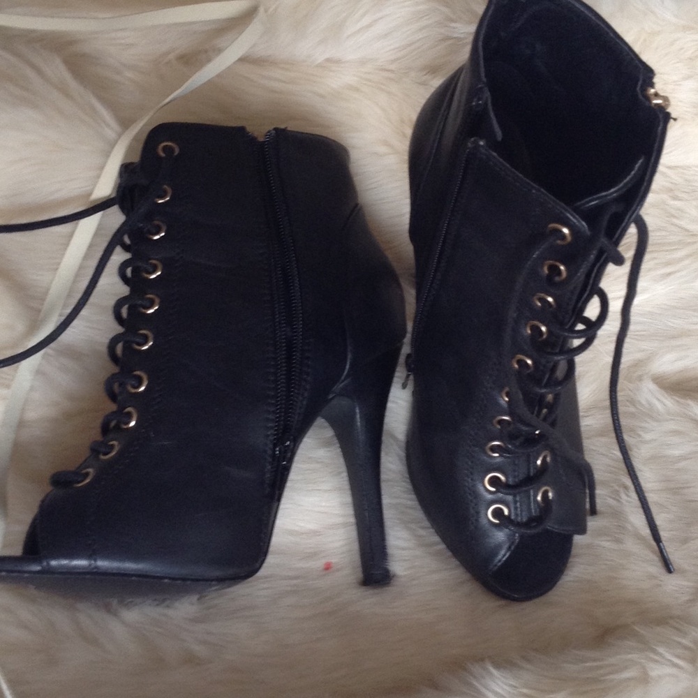 Lace up ankle boot/ peep toe