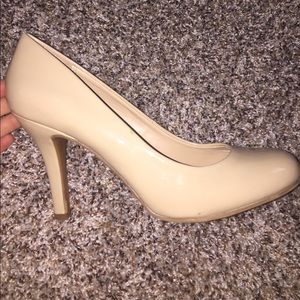 nude pumps