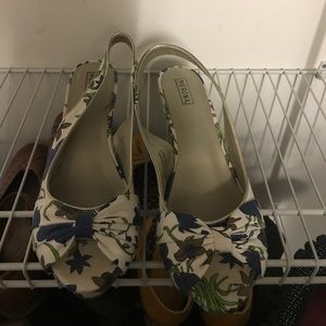 Sling-back canvas wedges
