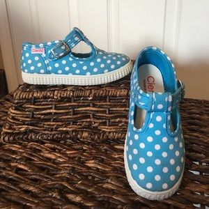 Cienta Shoes-turquoise polka dot t-straps