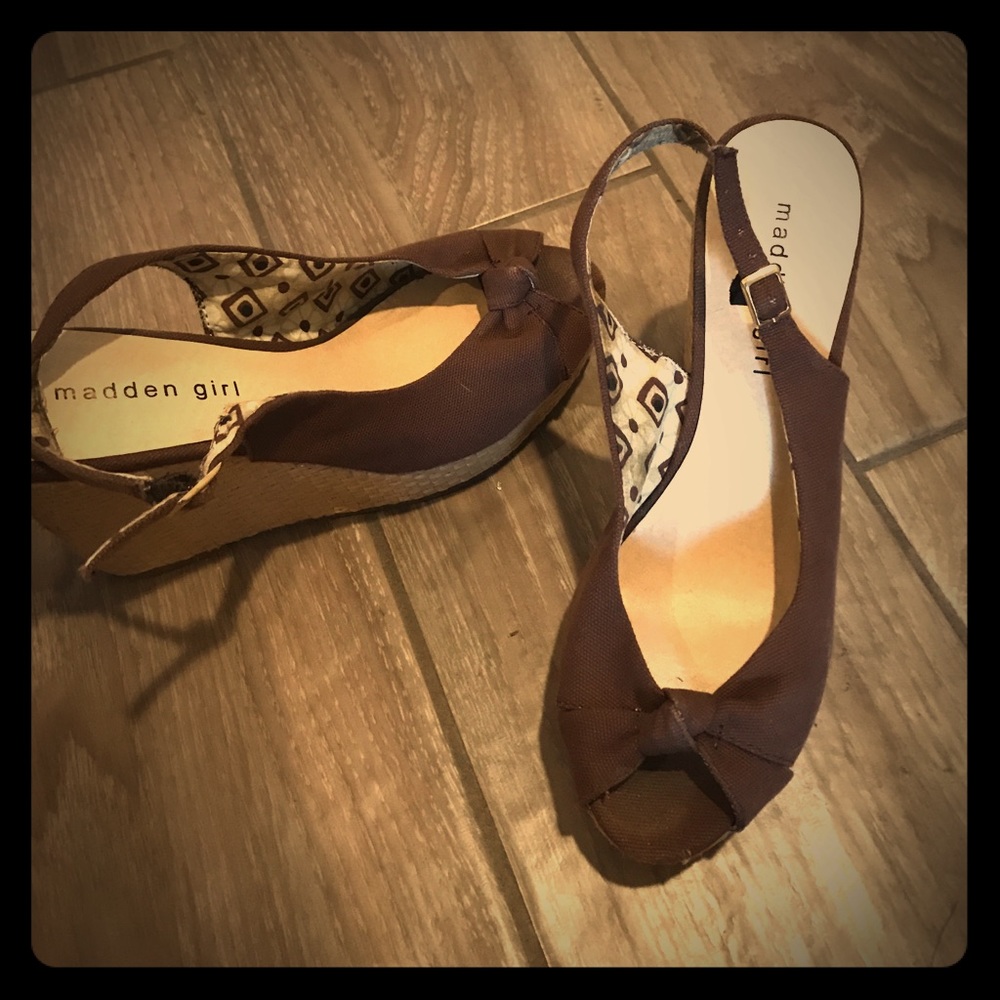 STEVE MADDEN BROWN SUMMER WEDGES!~