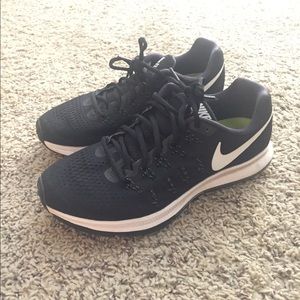 Nike Zoom Pegasus 33 Tennis Shoes - black & white