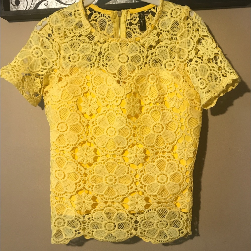 Yellow lace top with zipper in the back!