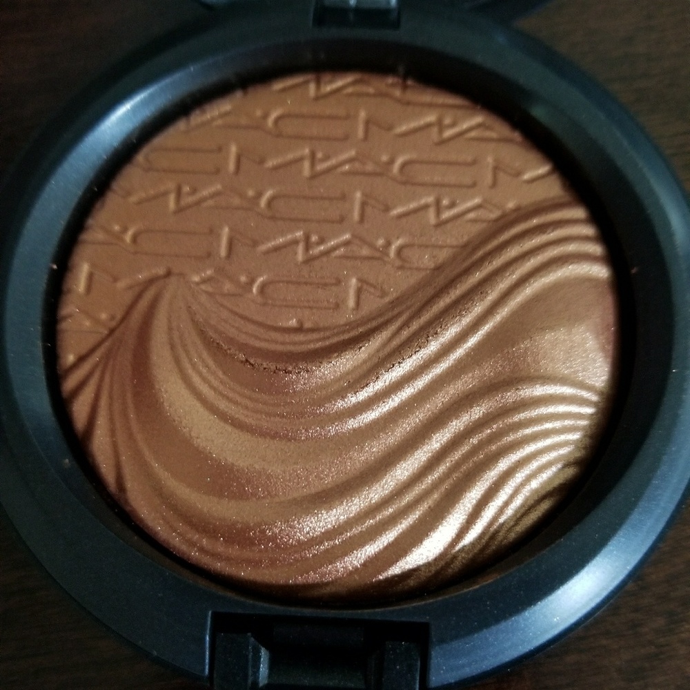 MAC Glorify Extra Dimension Skinfinish
