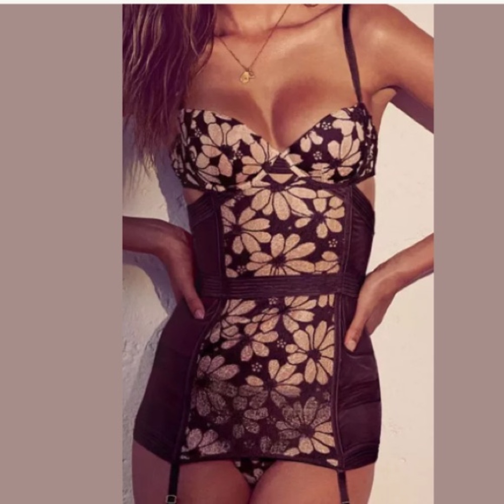 Victoria's Secret Lingerie Black Cream Corset 34C