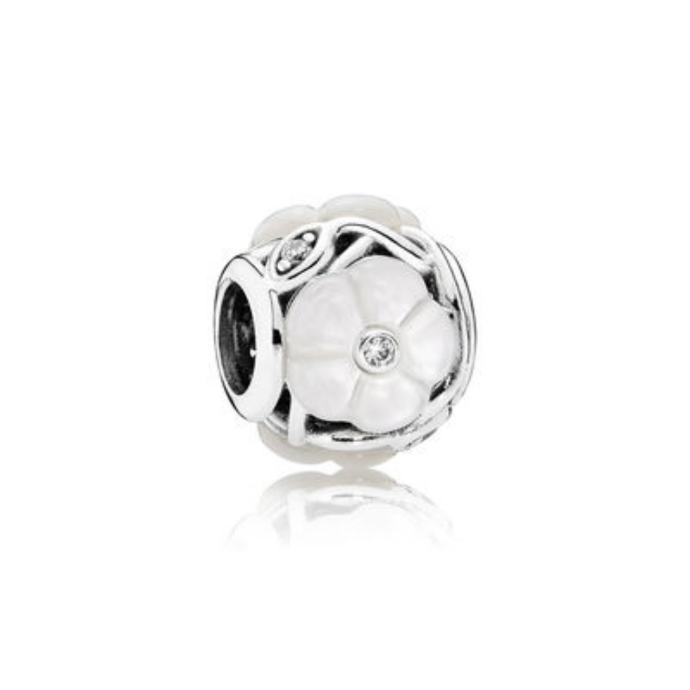 🎀Host Pick🎀 Pandora Floral Mother of Pearl Charm