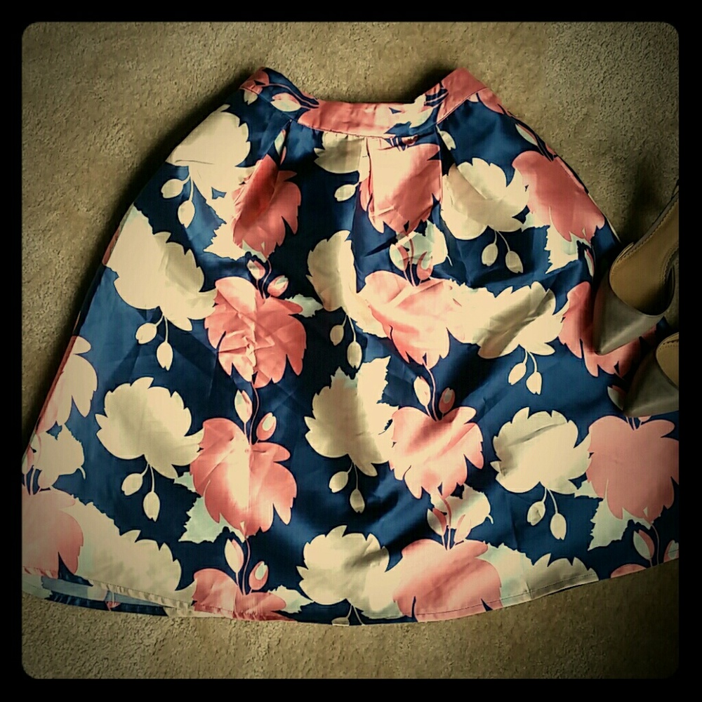Below the knee polyester floral skirt