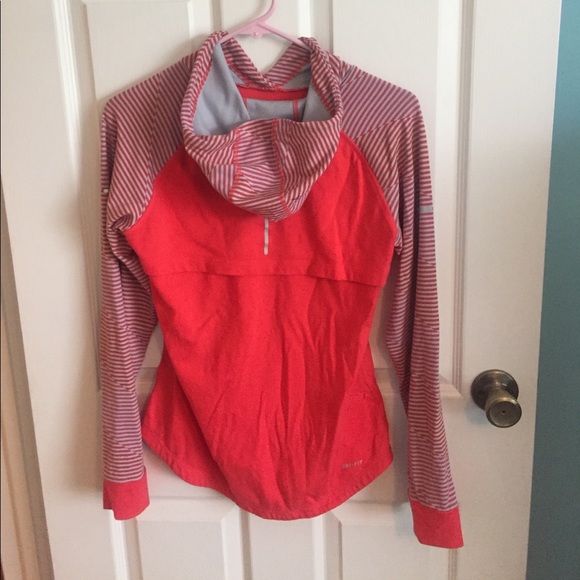 Nike pull over with hood - Picture 2 of 3