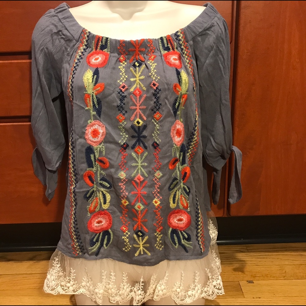 Embroidered Top With Tie Sleeves And Lace - Picture 4 of 8