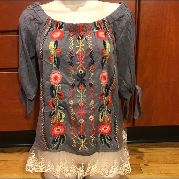 Embroidered Top With Tie Sleeves And Lace - Picture 4 of 8