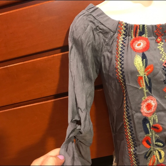 Embroidered Top With Tie Sleeves And Lace - Picture 5 of 8