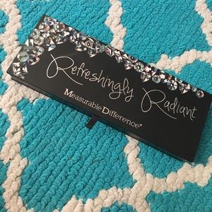 Refreshing Radiant Eyeshadow Palette