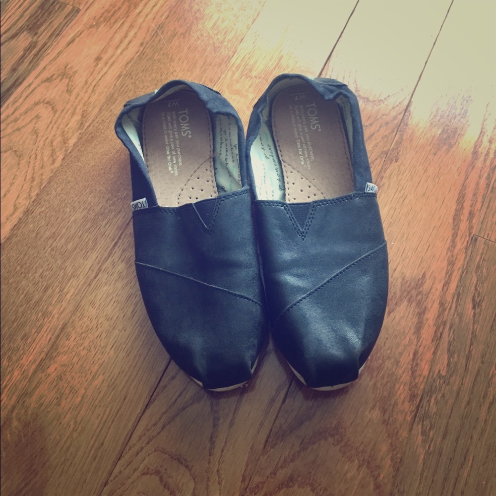TOMS size 7 shoe