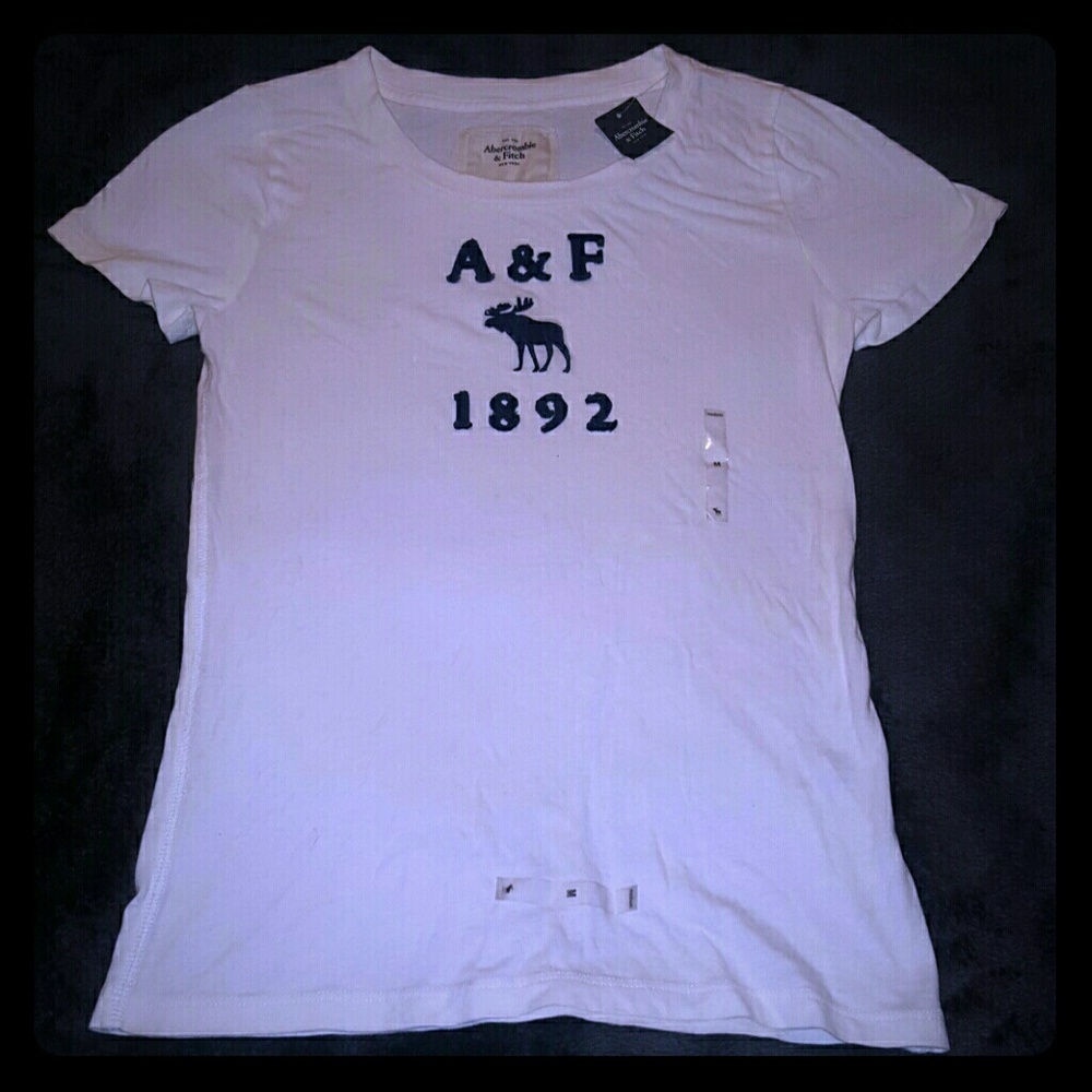 💖NWT. Abercrombie & Fitch T shirt. Size Medium.