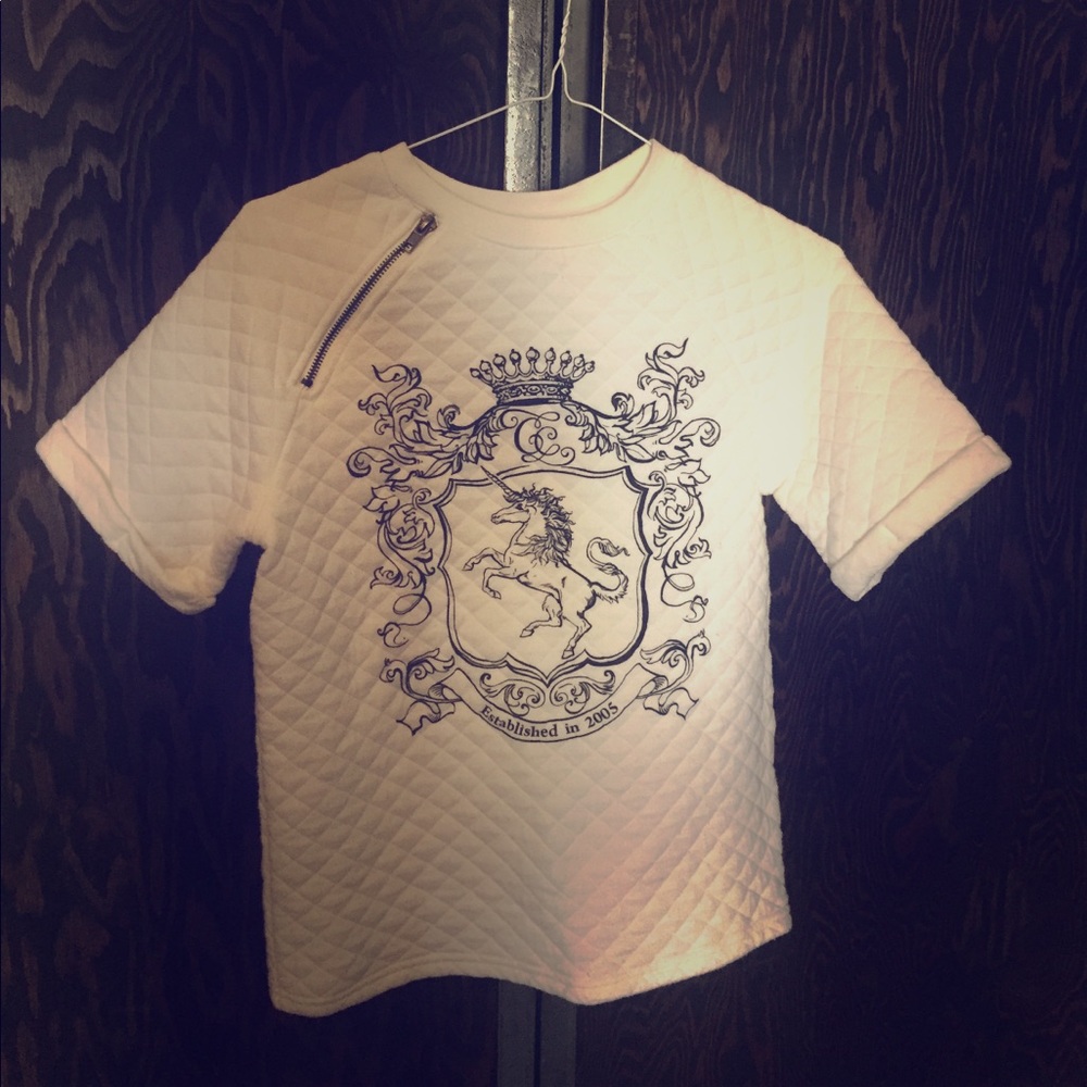 Quilted white t-shirt w/unicorn crest