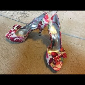 Trendy floral heels!