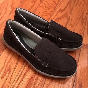 CROCS Women's Walu ll Canvas Loafer 7, fits 6.5