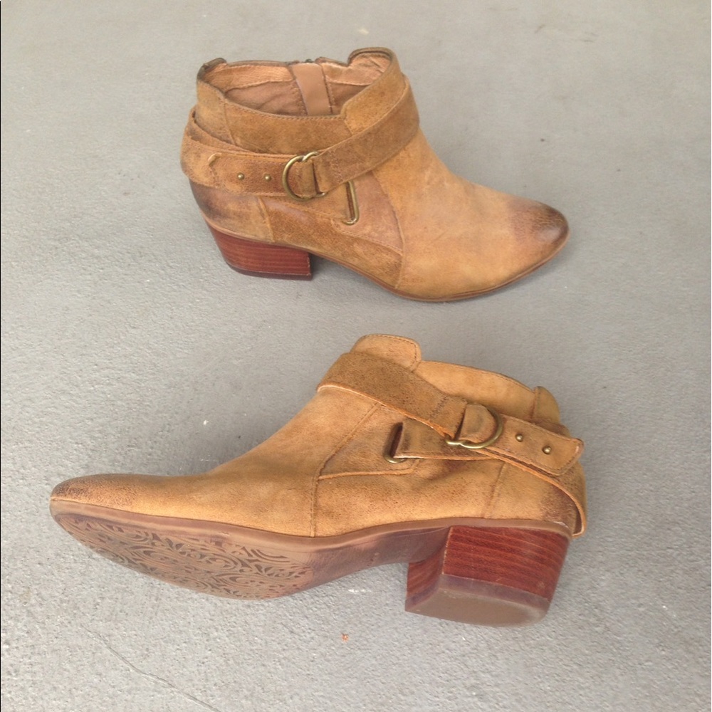 Clarks brown bootie