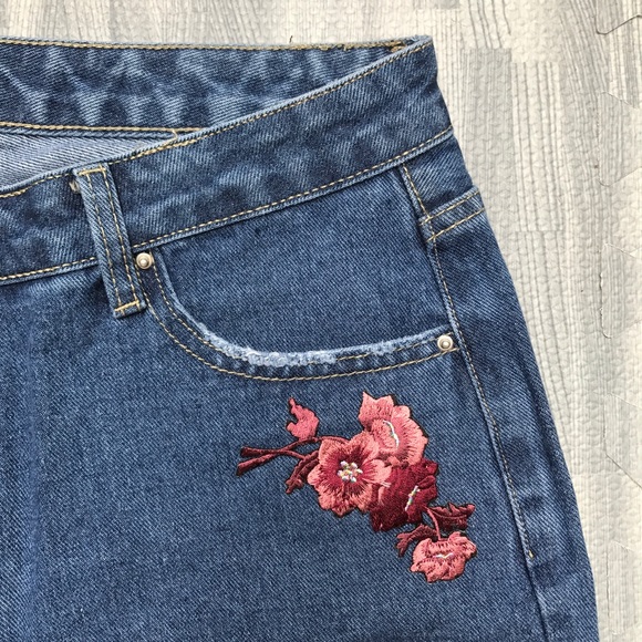 High-Waisted embroidered denim shorts, NWT - Picture 5 of 7