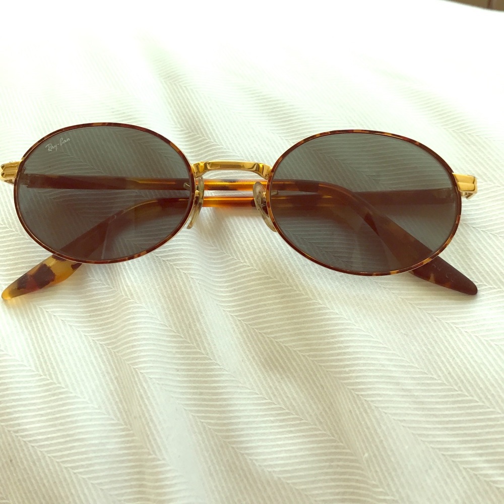 Ray-Ban  oval-shaped lenses